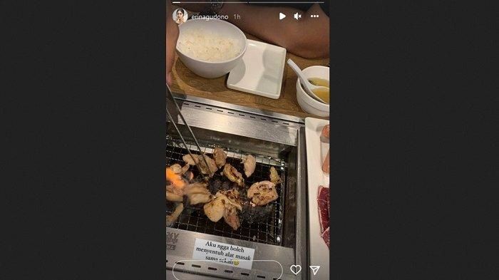Kaesang Pangarep sedang kencan dengan Erina Gudono di salah satu restoran BBQ.