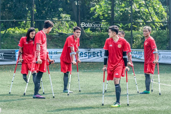 Sejumlah pemain timnas amputasi Indonesia alias Garuda INAF salah satunya Aditya (tengah) sedang akan berlatih di Lapangan Serena Hills, Karang Tengah, Jakarta Selaran 27 Juli 2022.