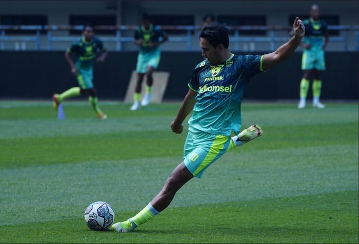 Gelandang Persib Bandung, Ezra Walian, kembali berlatih bersama tim pada latihan yang digelar di Stadion Gelora Bandung Lautan Api (GBLA), Rabu (27/7/2022).