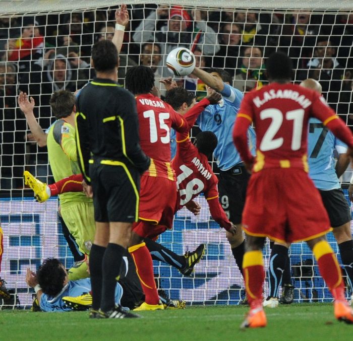 Striker timnas Uruguay, Luis Suarez, menepis bola menggunakan tangan dalam laga perempat final Piala Dunia 2010 kontra timnas Ghana di Stadion Soccer City, 2 Juli 2010.