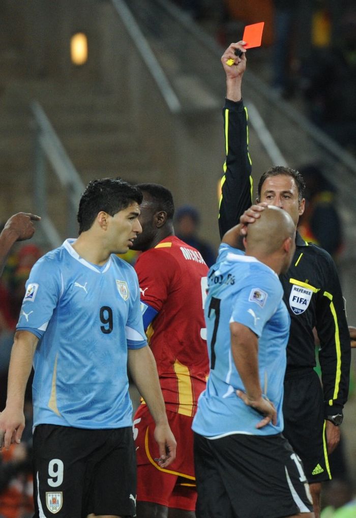 Striker timnas Uruguay, Luis Suarez, menerima kartu merah dalam laga perempat final Piala Dunia 2010 kontra timnas Ghana di Stadion Soccer City, 2 Juli 2010.