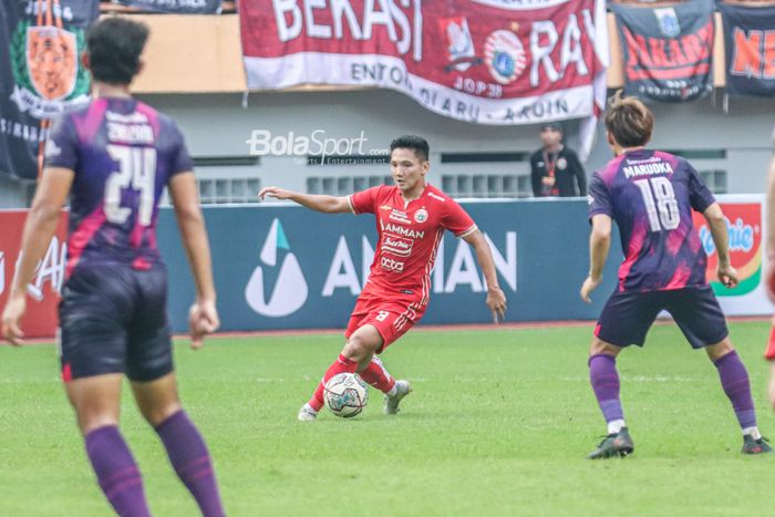 Gelandang Persija Jakarta, Syahrian Abimanyu, sedang menguasai bola ketika bertanding di Stadion Wibawa Mukti, Cikarang, Jawa Barat, 16 Juli 2022.