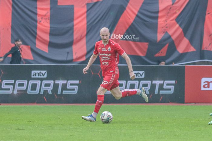 Penyerang Persija Jakarta, Michael Krmencik, nampak sedang menguasai bola ketika bertanding di Stadion Wibawa Mukti, Cikarang, Jawa Barat, 16 Juli 2022.