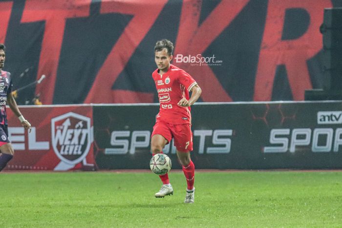Bek sayap kiri Persija Jakarta, Rezaldi Hehanussa, sedang menguasai bola ketika bertanding di Stadion Wibawa Mukti, Cikarang, Jawa Barat, 16 Juli 2022.
