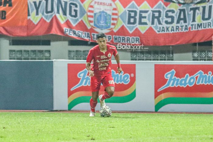 Striker Persija Jakarta, Taufik Hidayat, sedang menguasai bola ketika bertanding di Stadion Wibawa Mukti, Cikarang, Jawa Barat, 16 Juli 2022.
