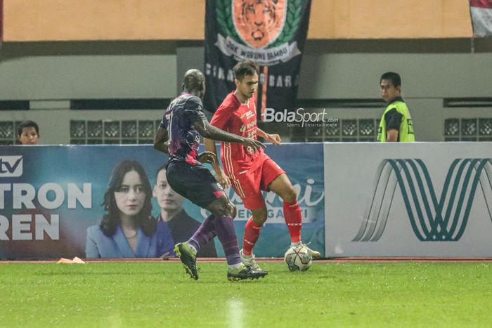 Bek sayap kiri Persija Jakarta, Rezaldi Hehanussa (kiri), sedang berusaha melewati lawannya ketika bertanding di Stadion Wibawa Mukti, Cikarang, Jawa Barat, 16 Juli 2022.