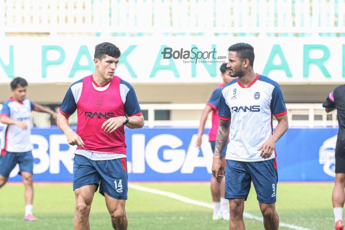Wander Luiz (kanan) dan Victor Sallinas Ribeiro (kiri) nampak mengikuti latihan bersama RANS Nusantara FC di Stadion Pakansari, Bogor, Jawa Barat, 28 Juli 2022.