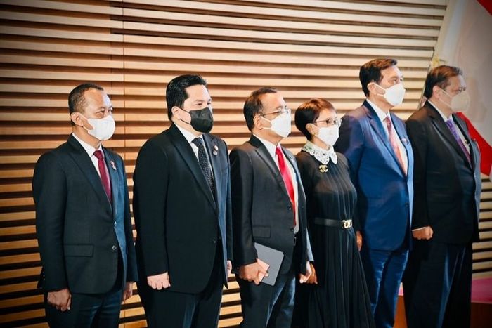 Delegasi Indonesia yang mengikuti pertemuan antara Presiden Joko Widodo dan PM Jepang Fumio Kishida di Tokyo, Rabu (27/7/2022). Mereka yakni Menteri Koordinator bidang Perekonomian Airlangga Hartarto, Menteri Koordinator bidang Kemaritiman dan Investasi Luhut Binsar Pandjaitan, Menteri Luar Negeri R