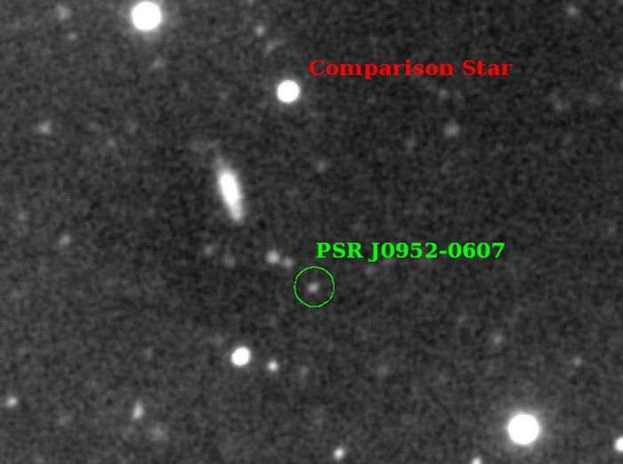 Para astronom mengukur kecepatan sebuah bintang redup (lingkaran hijau) yang telah dilucuti dari hampir seluruh massanya oleh pendamping tak terlihat, bintang neutron dan pulsar milidetik yang mereka tentukan sebagai yang paling masif yang pernah ditemukan dan mungkin batas atas untuk bintang neutron.