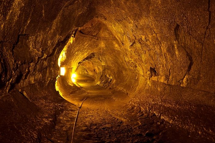 Tempat yang bagus untuk pangkalan? Para ilmuwan memperkirakan bahwa beberapa lubang bulan mengarah ke tabung lava seperti yang terlihat di Taman Nasional Gunung Api Hawaii. Bulan memiliki terowongan serupa, yang tertinggal setelah lava cair mengalir di bawah permukaan.