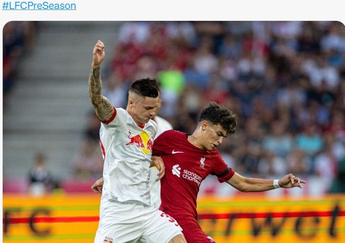 Benjamin Sesko berduel dengan Srdjan Bajcetic dalam laga pramusim RB Salzburg melawan Liverpool di RedBull Arena, Kamis (28/7/2022) dini hari WIB.