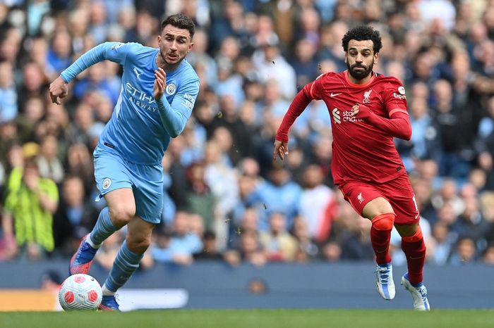 Mohamed Salah (kanan) dan Aymeric Laporte berduel dalam partai Liga Inggris Manchester City vs Liverpool di Etihad Stadium (10/4/2022).