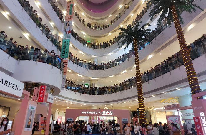 Para penggemar Seol In Ah sudah memadati area meet and greet.