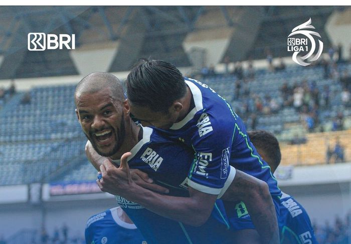 Selebrasi pemain Persib Bandung David da Silva usai mencetak gol ke gawang Madura United pada laga pekan kedua Liga 1 2022/2023 di Stadion Gelora Bandung Lautan Api (GBLA), Bandung, Jawa Barat, Sabtu (30/7/2022).
