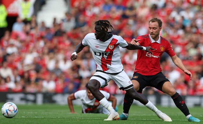  Pathe Ciss dan Christian Eriksen berduel dalam laga Manchester United vs Rayo Vallecano di Stadion Old Trafford, Minggu (31/7/2022).