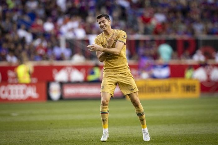 Reaksi Robert Lewandowski usai gagal memanfaatkan peluang menjadi gol dalam duel Barcelona lawan New York Red Bulls di New Jersey, AS (30/7/2022).