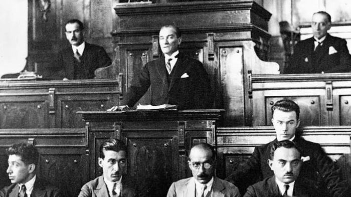 November 1922, Mustafa Kemal Ataturk menghapuskan kesultanan.