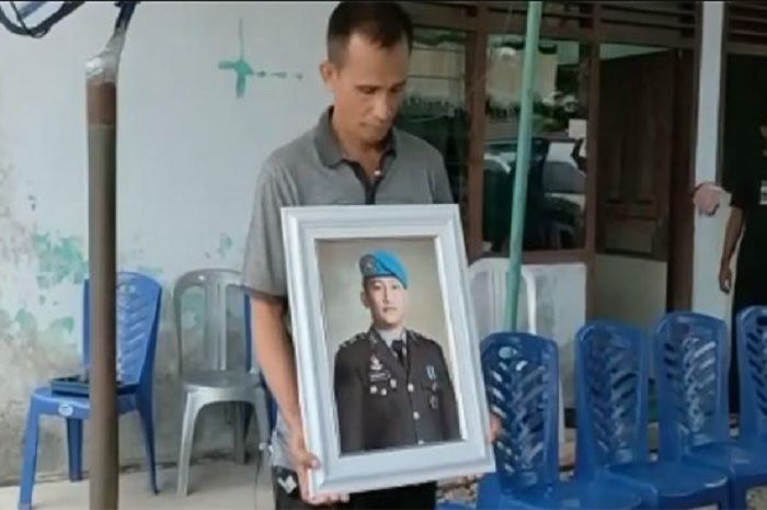 Samuel Hutabarat membawa foto Brigadir J. 