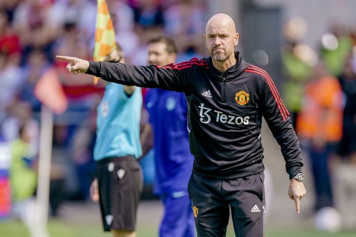 Pelatih Manchester United, Erik ten Hag, saat memberikan instruksi kepada anak-anak asuhnya.