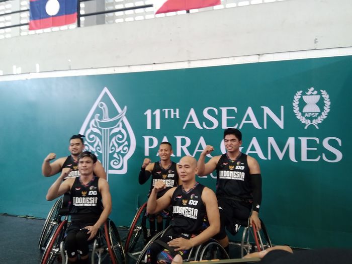 Pemain tim nasional basket kursi roda memastikan raihan medali perunggu ASEAN Para Games 2022 dari nomor basket 3x3 putra setelah mengalahkan Kamboja di GOR Sritex Arena, Surakarta, 31 Juli 2022.