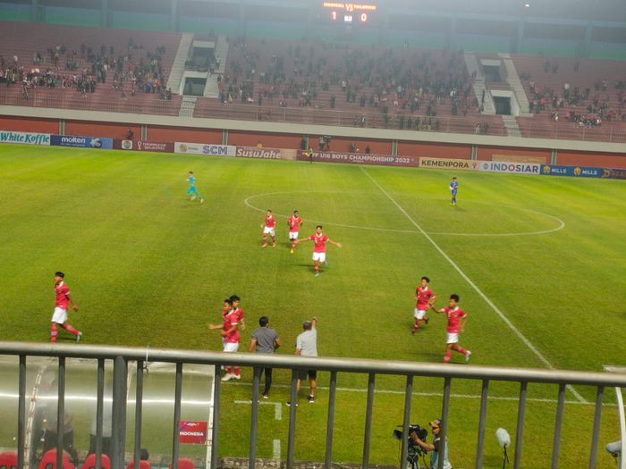 Pemain timnas u-16 Indonesia melakukan selebrasi setelah mencetak gol ke gawang Filipina pada ajang Piala AFF U-16 2022 di Stadion Maguwoharjo, Sleman, Minggu (31/7/2022).