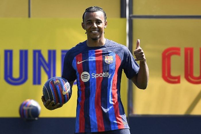 Jules Kounde resmi diperkenalkan sebagai pemain anyar Barcelona pada Senin (1/8/2022) sore WIB.