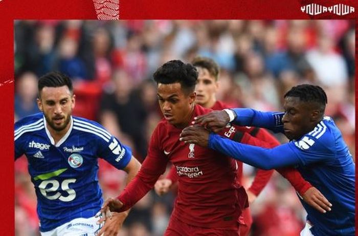 Penyerang Liverpool, Fabio Carvalho, beraksi dalam laga pramusim Liga Inggris kontra Strasbourg di Stadion Anfield, Minggu (31/7/2022).