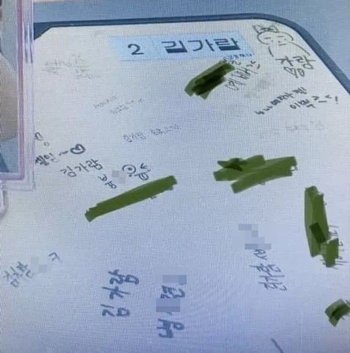  Foto meja penuh coretan kata-kata umpatan yang diduga milik Kim Garam.