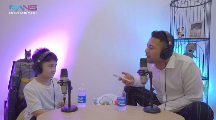 Rafathar saat bincang dengan Raffi Ahmad.