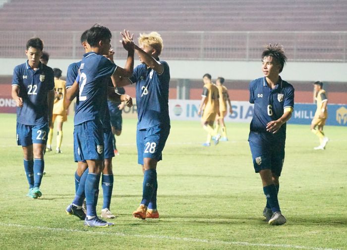 Pemain Thailand merayakan gol yang dicetak ke gawang Brunei Darussalam di Piala AFF U-16 2022.