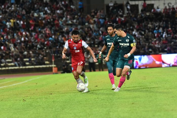 Winger timnas Indonesia, Saddil Ramdani, mendapat kawalan dari dua pemain Selangor FA ketika membela timnya Sabah FC di Piala FA Malaysia 2022.