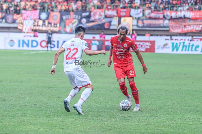 Bek Persija Jakarta, Hansamu Yama Pranata (kanan), sedang menguasai bola ketika bertanding di Stadion Patriot Candrabhaga, Bekasi, Jawa Barat, 31 Juli 2022.