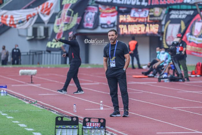 Pelatih Persija Jakarta, Thomas Doll (kanan), sedang memantau para pemainnya bertanding di Stadion Patriot Candrabhaga, Bekasi, Jawa Barat, 31 Juli 2022.