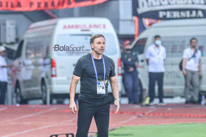 Pelatih Persija Jakarta, Thomas Doll, sedang memantau timnya bertanding di Stadion Patriot Candrabhaga, Bekasi, Jawa Barat, 31 Juli 2022.