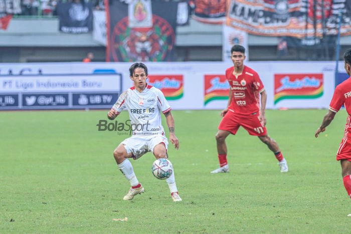 Penyerang Persis Solo, Irfan Bachdim (kiri), sedang menguasai bola ketika bertanding di Stadion Patriot Candrabhaga, Bekasi, Jawa Barat, 31 Juli 2022.