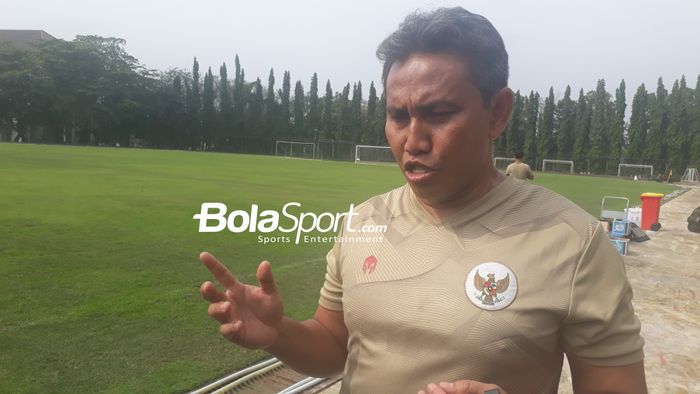 Pelatih timnas U-16 Indonesia, Bima Sakti saat memimpin latihan timnya di Lapangan Universitas Negeri Yogyakarta, Selasa (2/8/2022).