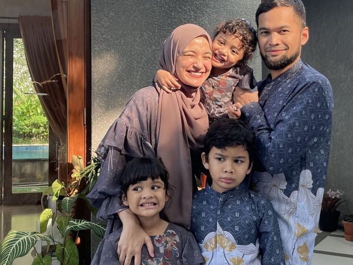 Kronologi anak Shireen Sungkar terguling jatuh dari tangga, terekam CCTV sampai istri Teuku Wisnu panik bukan kepalang.