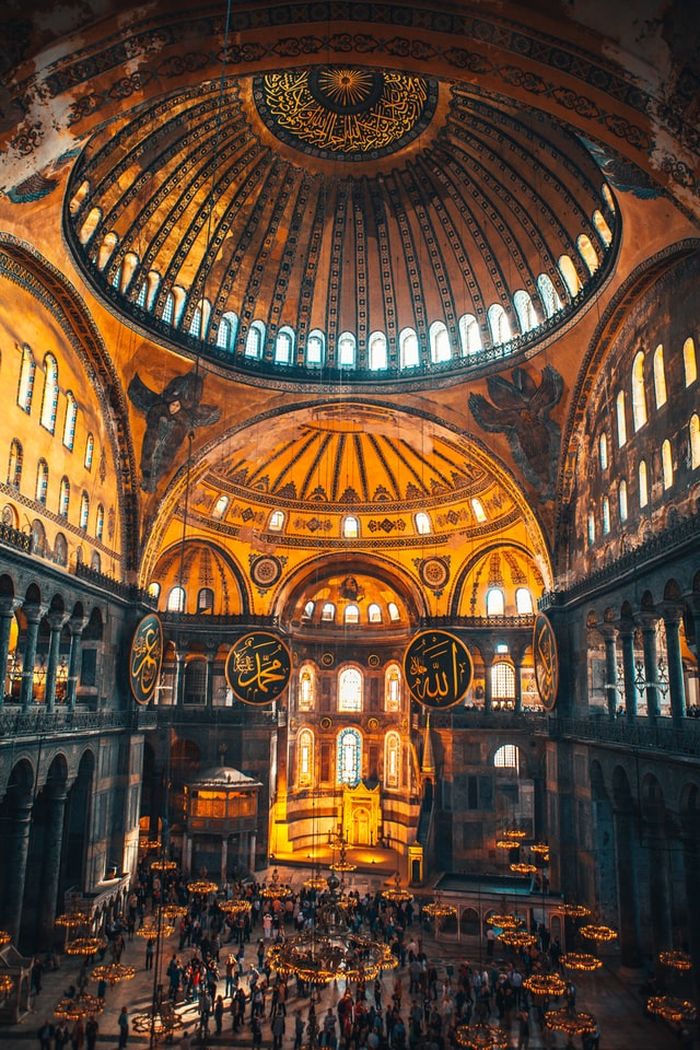 Hagia Sophia menjadi milik pribadi sultan Ottoman dan memiliki tempat khusus di antara masjid-masjid Konstantinopel. Tidak ada perubahan yang dapat dilakukan tanpa persetujuan sultan, termasuk penghancuran mosaik-mosaik tersebut.