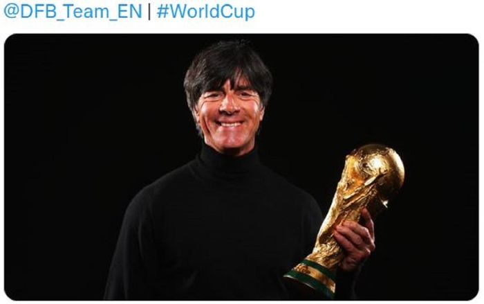 Joachim Loew bersama trofi Piala Dunia yang didapatkan bersama timnas Jerman tahun 2014.