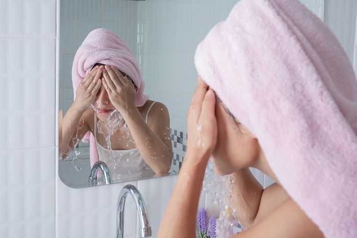 Ilustrasi cuci muka dengan air dingin