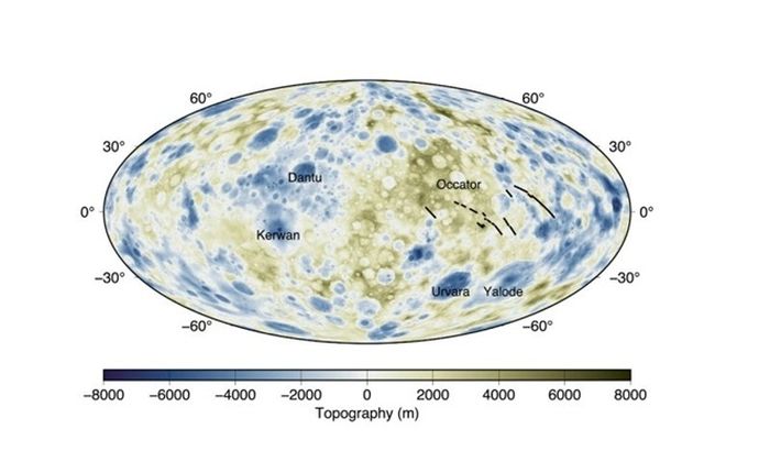 Ilustrasi ini memodelkan topografi (dalam meter) Ceres dari proyek Dawn NASA, dengan beberapa kawah utama planet kerdil diberi label. Garis hitam mewakili kesalahan yang dijelaskan dalam makalah Scott King.