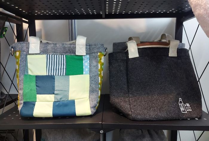 Contoh tas hasil daur ulang sampah plastik. 