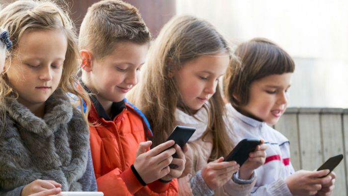 Penggunaan smartphone pada anak-anak harus diiringi dengan edukasi dari orang tua.