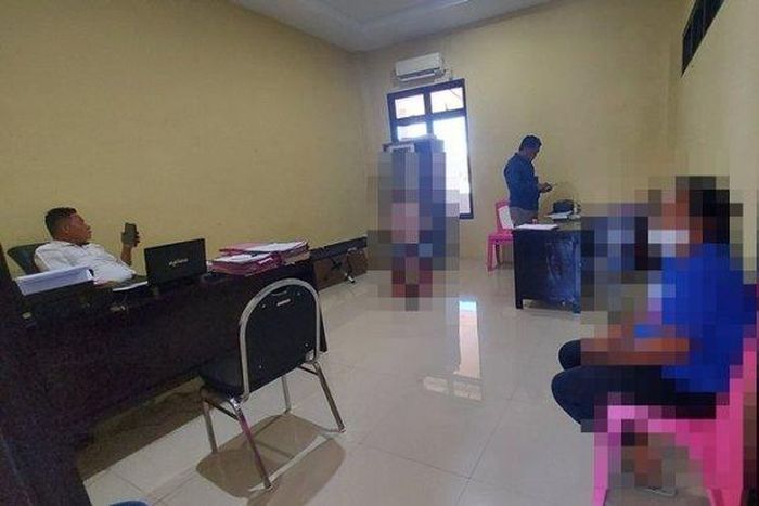 ibu dan anak diamankan di kantor polisi setelah diduga melakukan hubungan seksual