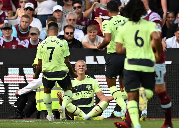 Selebrasi penyerang anyar Manchester City, Erling Haaland (duduk), usai mencetak gol ke gawang West Ham United pada laga pekan pertama Liga Inggris musim 2022-2023 di Stadion London, Minggu (7/8/2022).