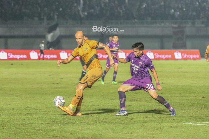 Bek Dewa United, Risto Mitrevski (kanan), sedang menghalau bola dan dibayangi pemain Persita Tangerang bernama Muchamad Wildan Ramdhani Nugraha (kanan) dalam laga pekan ketiga Liga 1 2022 di Stadion Indomilk Arena, Tangerang, Banten, 7 Agustus 2022.