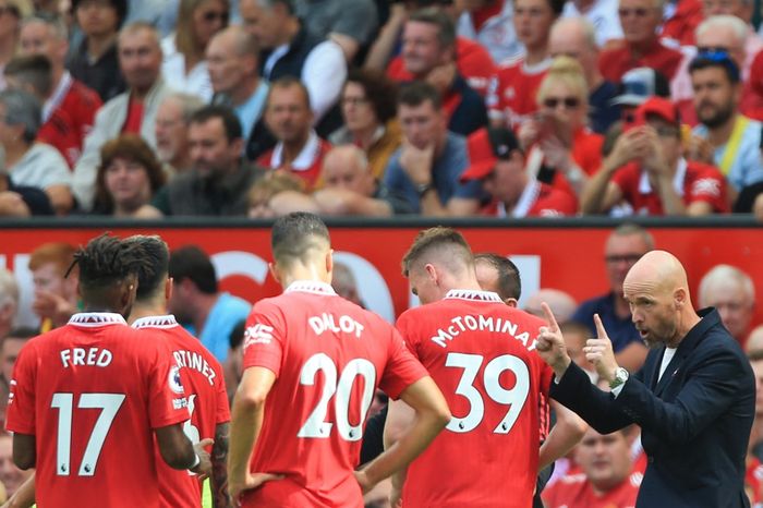 Pelatih Manchester United, Erik ten Hag, memberi instruksi kepada pasukannya dalam laga Liga Inggris kontra Brighton &amp; Hove Albion di Stadion Old Trafford, Minggu (7/8/2022).