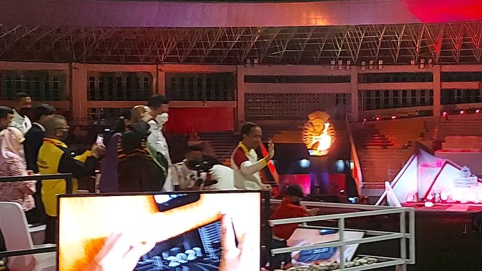 Presiden Jokowi hadir di Closing Ceremony ASEAN Para Games 2022 dan sapa penonton di Stadion Manahan