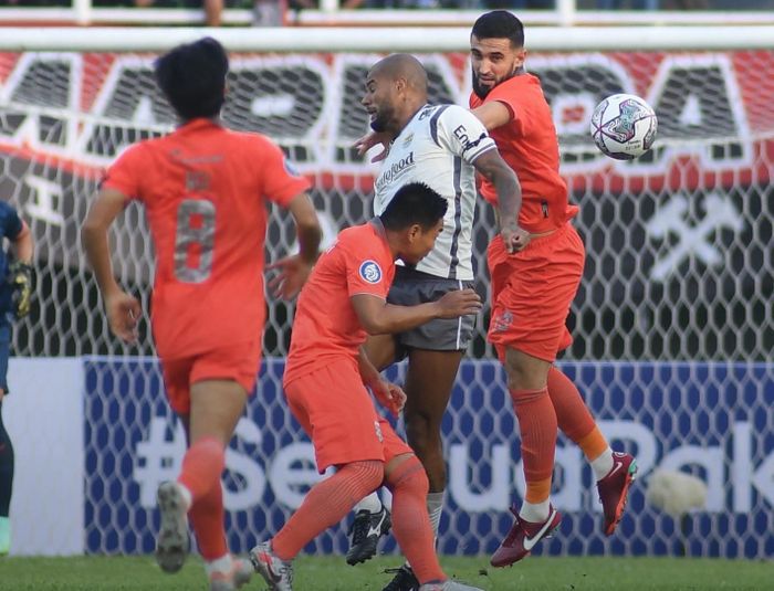 Penyerang Persib Bandung, David da Silva, mendapat kawalan dari pemain Borneo FC pada laga pekan ketiga Liga 1 2022-2023.