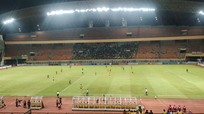 Suasana pertandingan antara Bhayangkara FC melawan Persebaya Surabaya di Stadion Wibawa Mukti, Bekasi, Minggu (7/8/2022).